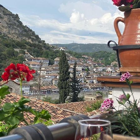 Oda E Skulptorit-Unesco Quarter Berat Bagian luar foto