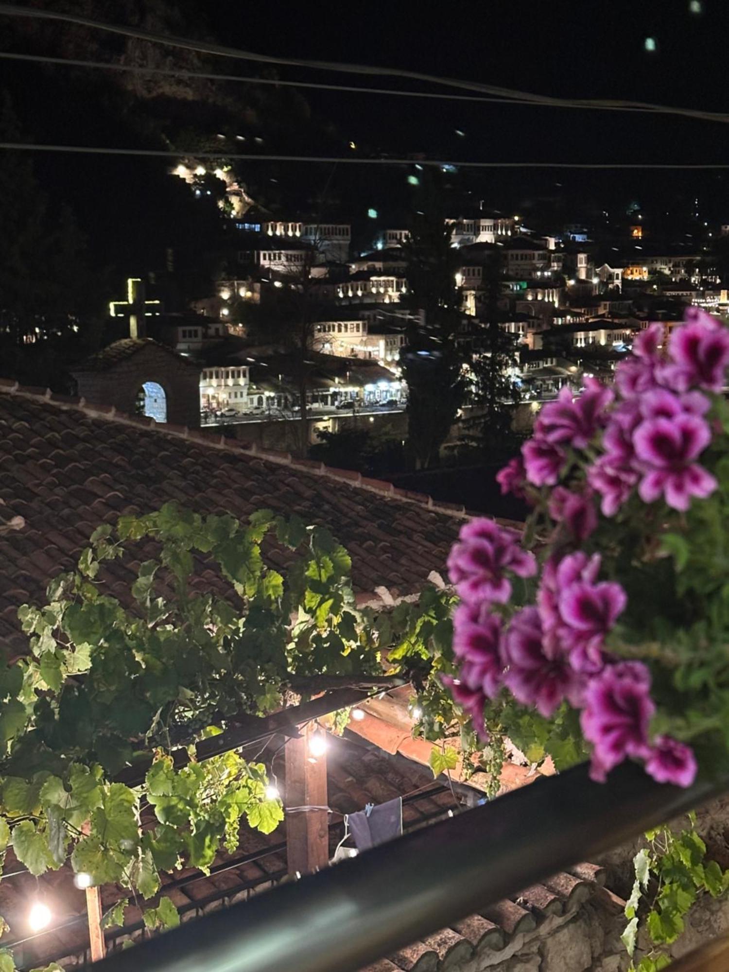 Oda E Skulptorit-Unesco Quarter Berat Bagian luar foto