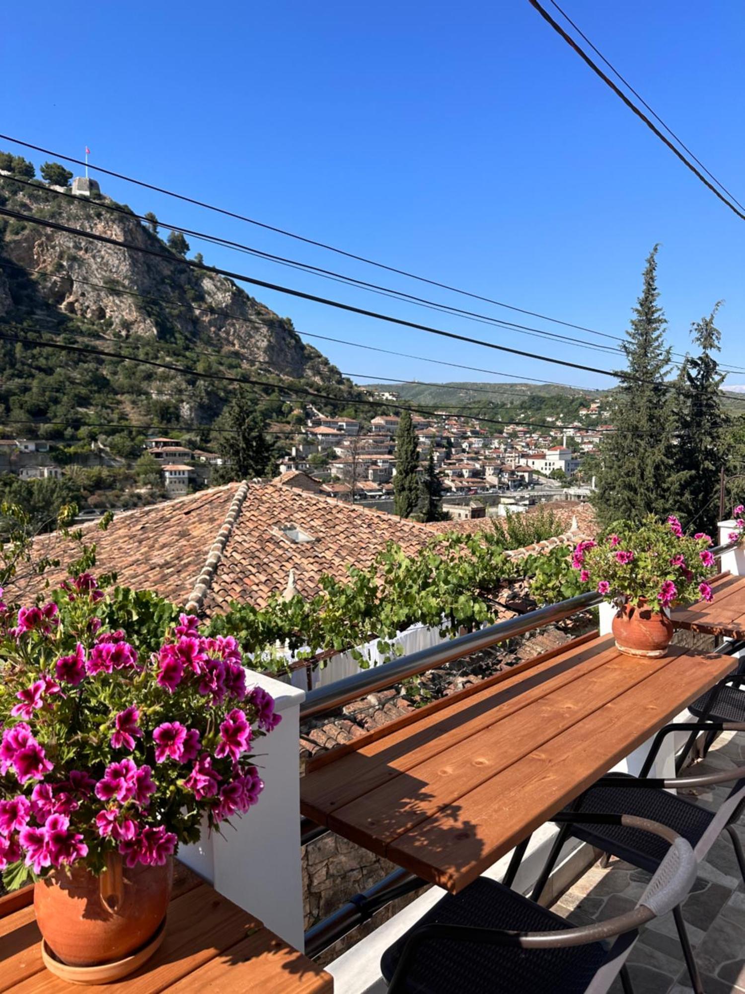 Oda E Skulptorit-Unesco Quarter Berat Bagian luar foto