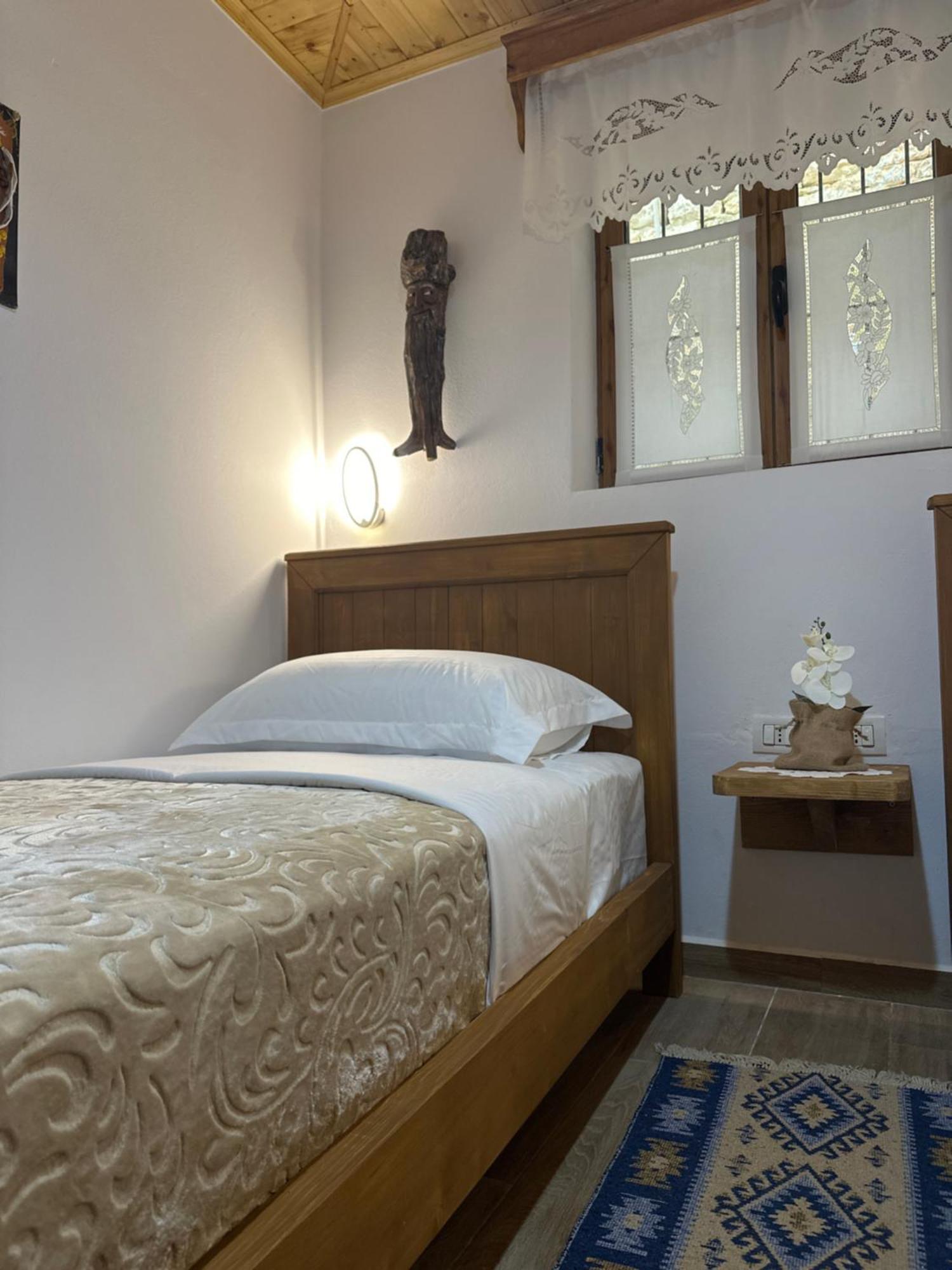 Oda E Skulptorit-Unesco Quarter Berat Bagian luar foto