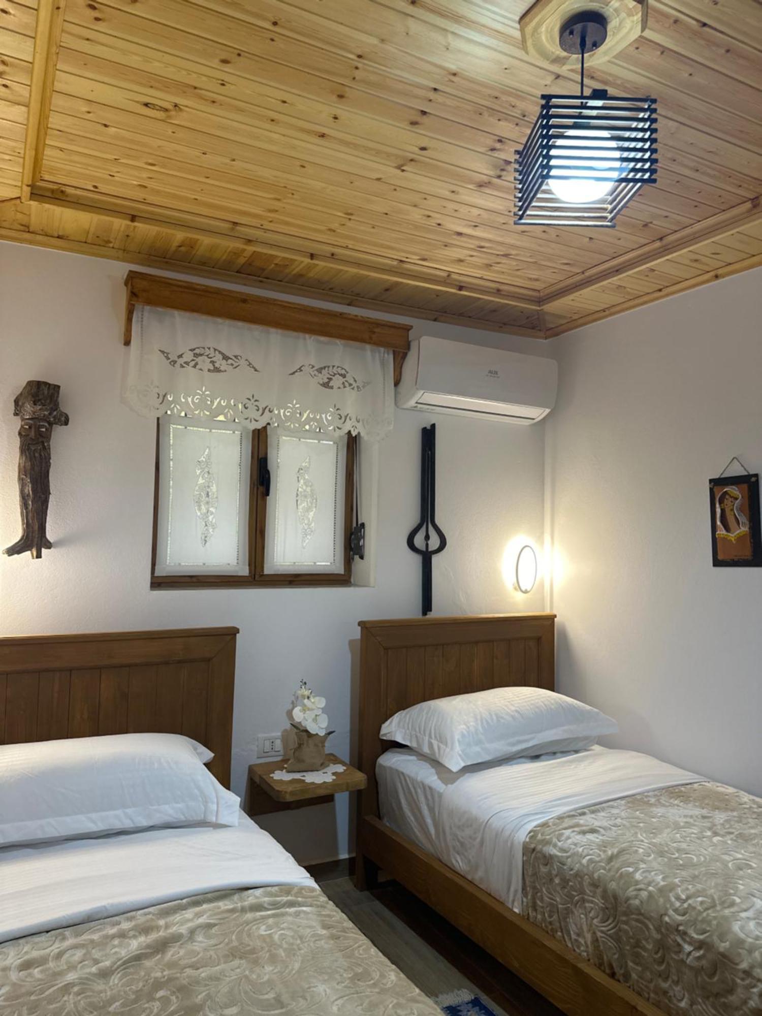 Oda E Skulptorit-Unesco Quarter Berat Bagian luar foto