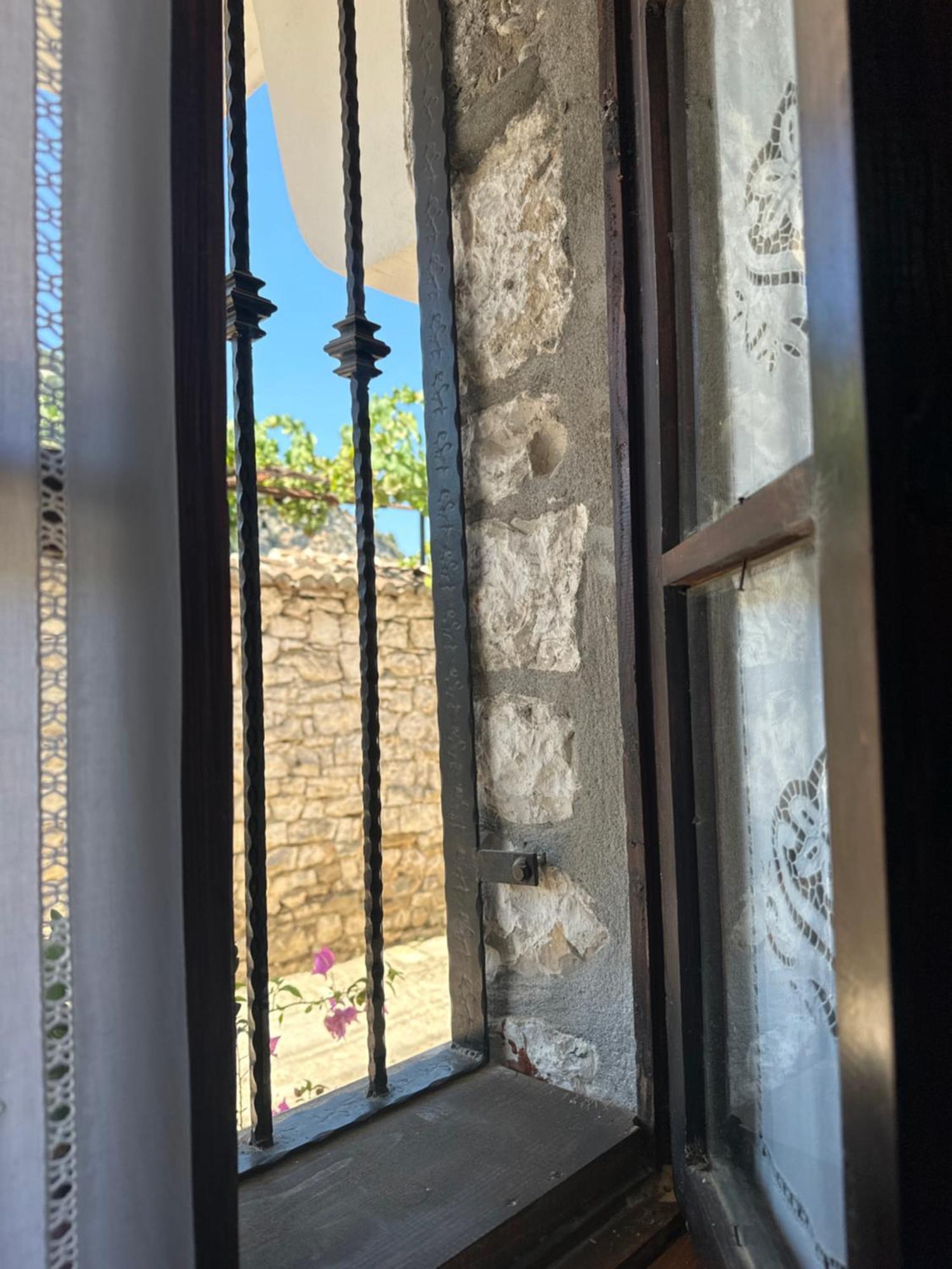 Oda E Skulptorit-Unesco Quarter Berat Bagian luar foto