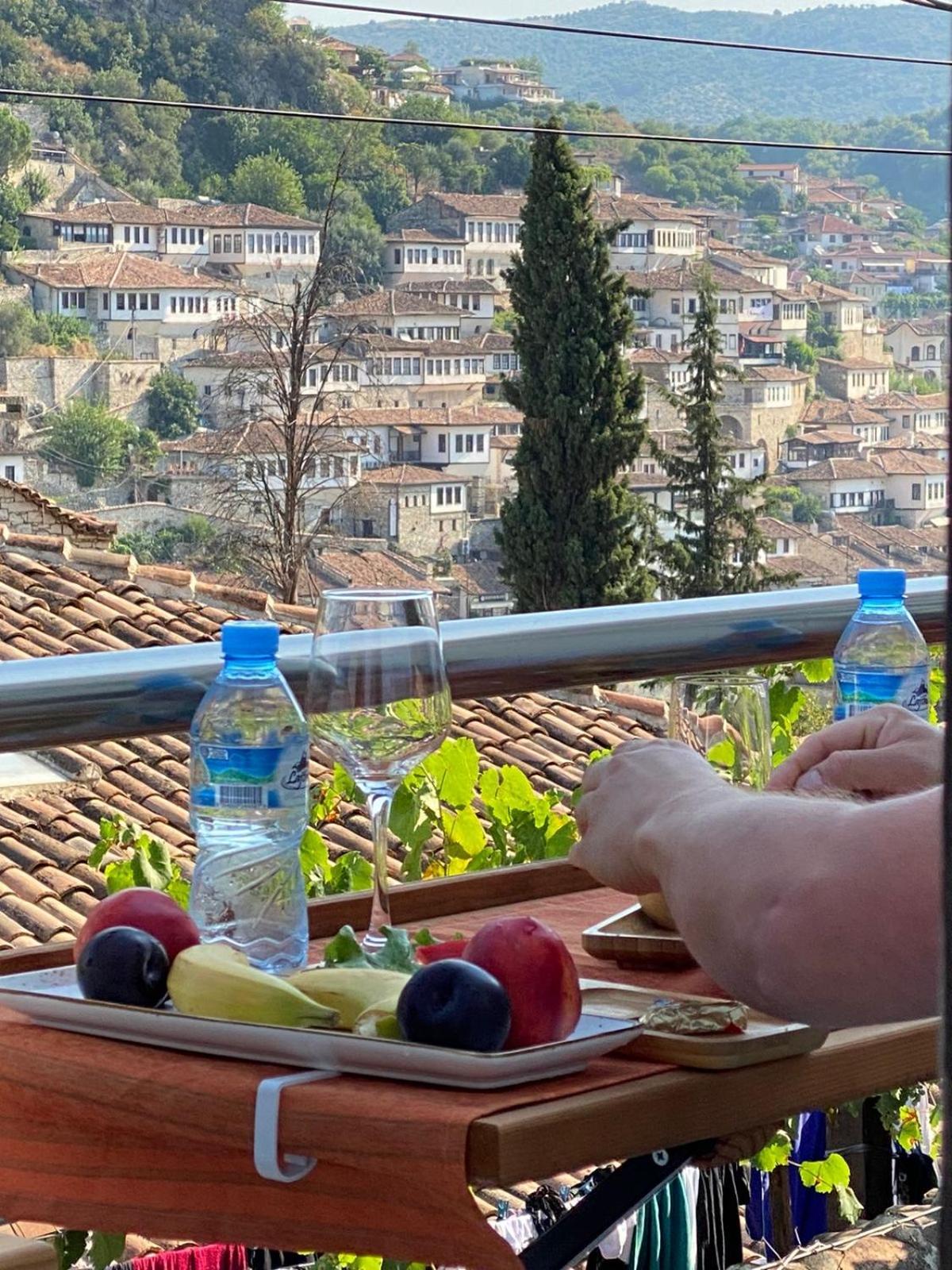 Oda E Skulptorit-Unesco Quarter Berat Bagian luar foto