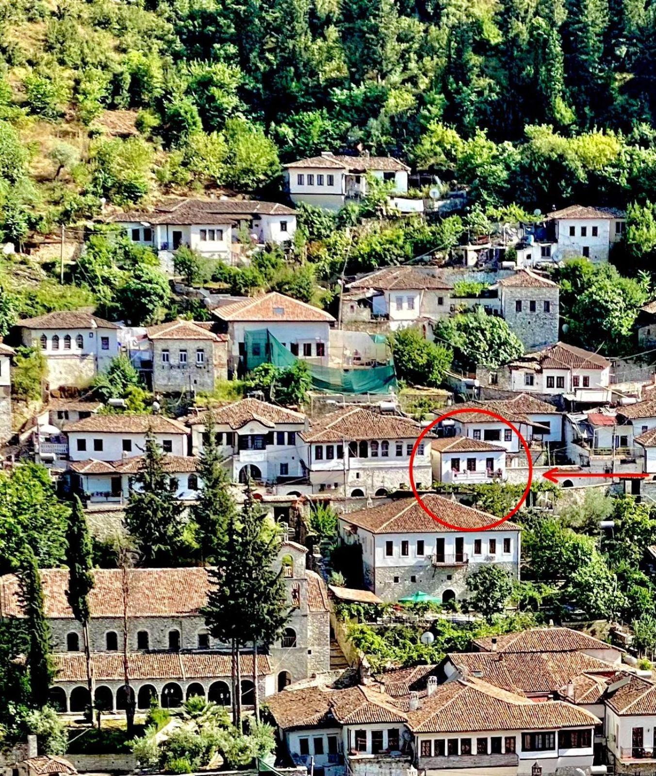 Oda E Skulptorit-Unesco Quarter Berat Bagian luar foto