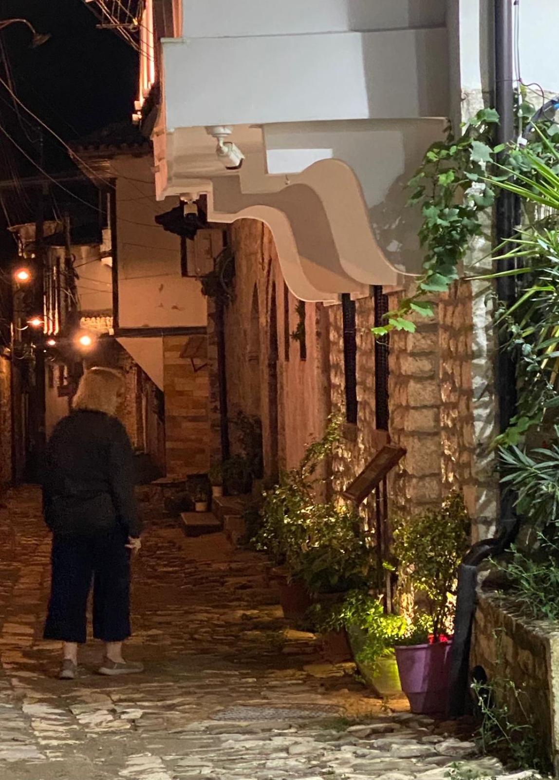 Oda E Skulptorit-Unesco Quarter Berat Bagian luar foto
