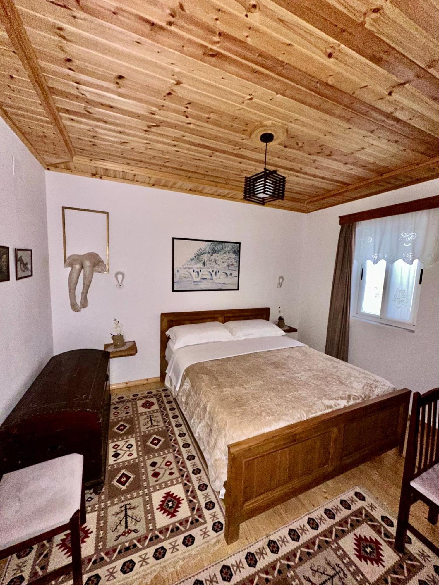 Oda E Skulptorit-Unesco Quarter Berat Bagian luar foto