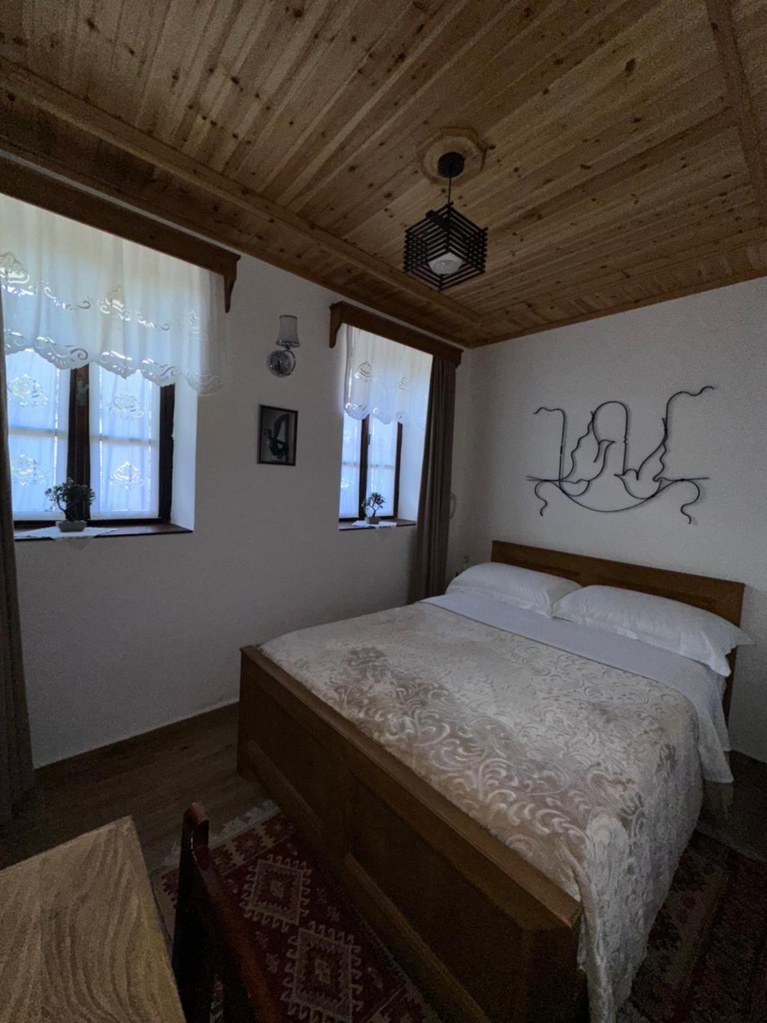 Oda E Skulptorit-Unesco Quarter Berat Bagian luar foto
