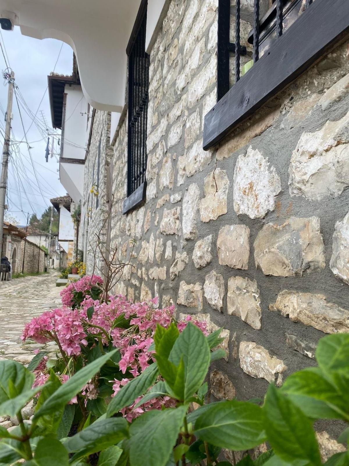 Oda E Skulptorit-Unesco Quarter Berat Bagian luar foto