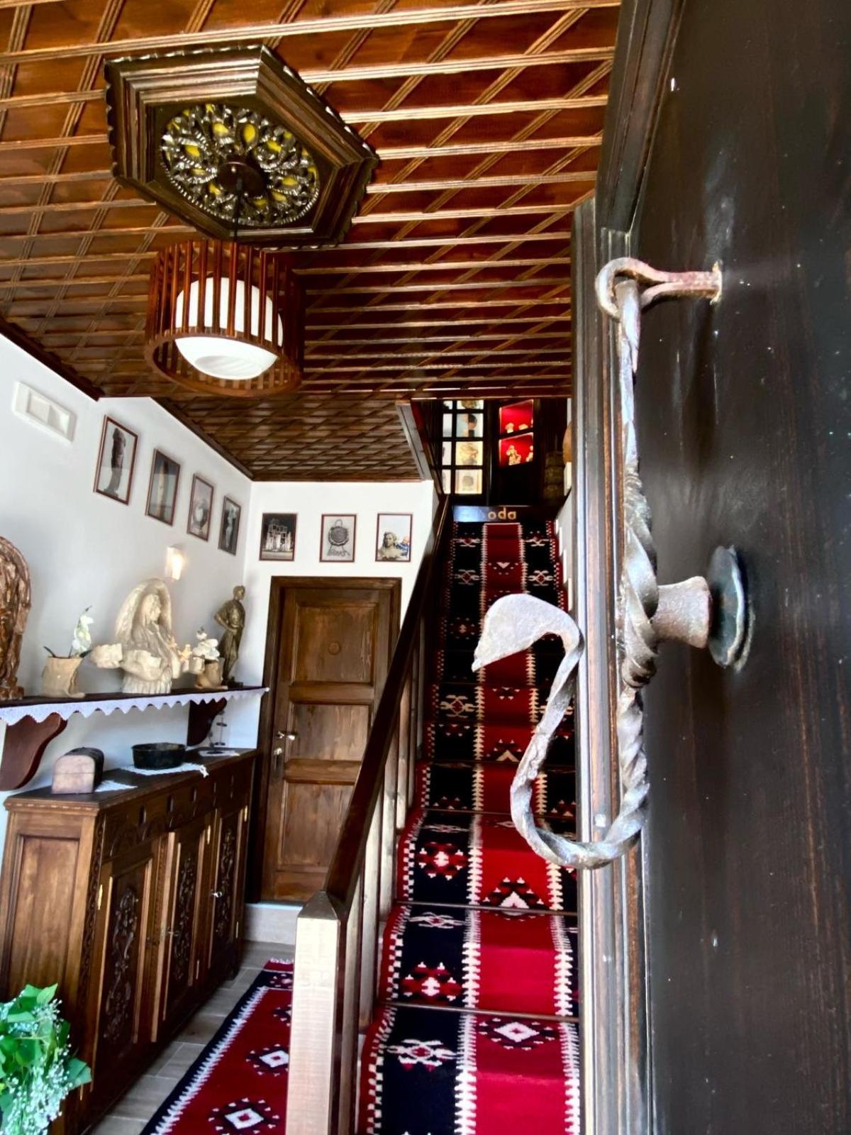 Oda E Skulptorit-Unesco Quarter Berat Bagian luar foto