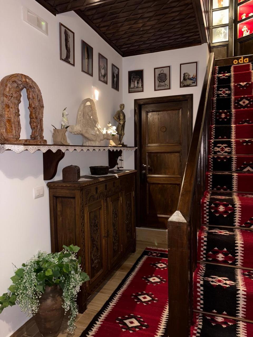 Oda E Skulptorit-Unesco Quarter Berat Bagian luar foto