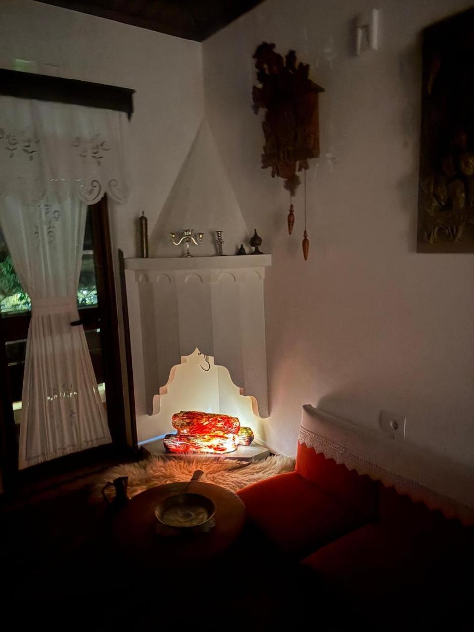 Oda E Skulptorit-Unesco Quarter Berat Bagian luar foto