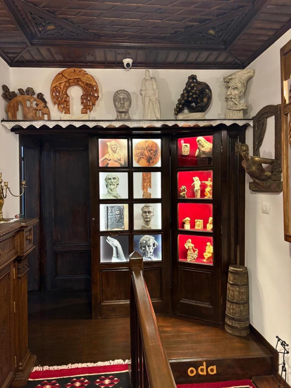 Oda E Skulptorit-Unesco Quarter Berat Bagian luar foto
