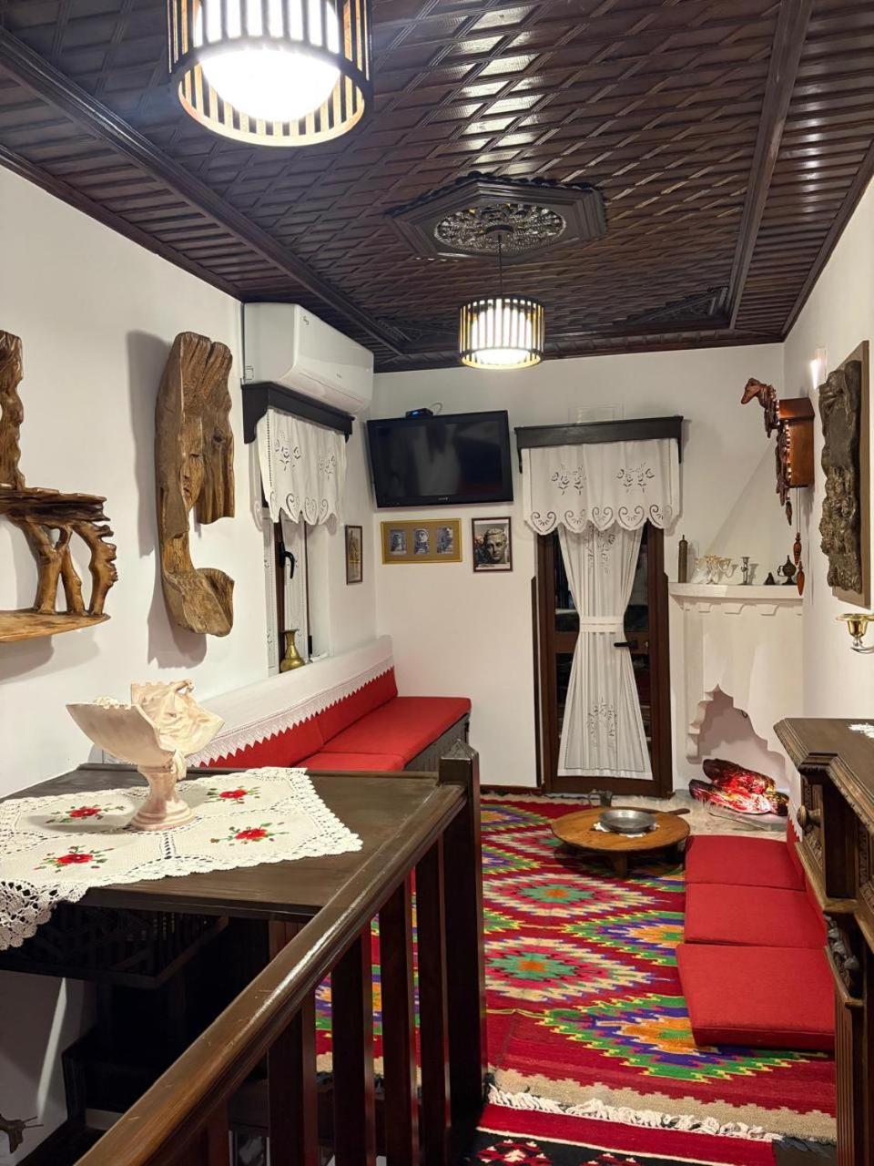Oda E Skulptorit-Unesco Quarter Berat Bagian luar foto