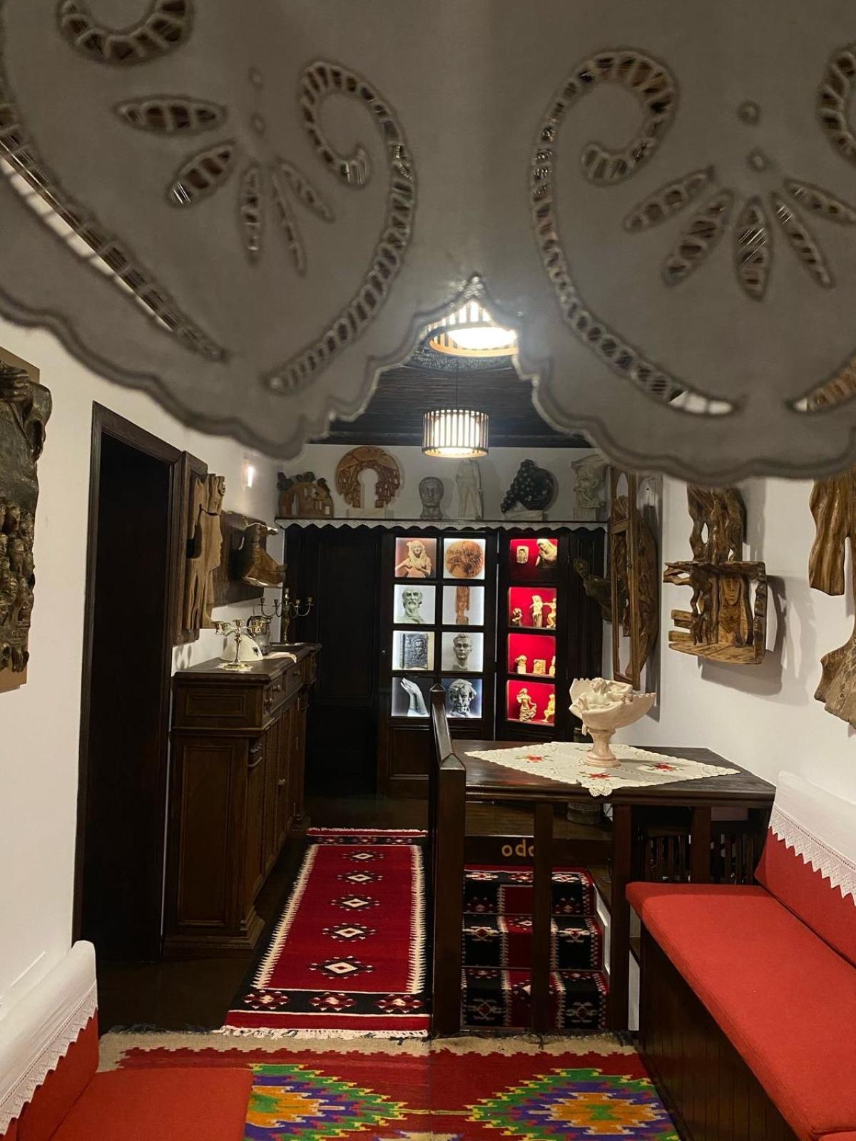 Oda E Skulptorit-Unesco Quarter Berat Bagian luar foto