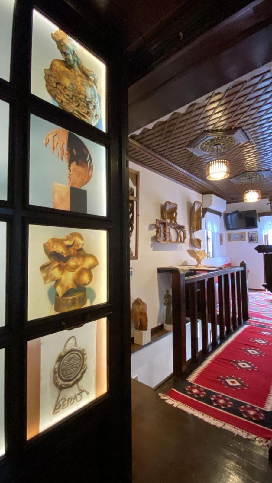 Oda E Skulptorit-Unesco Quarter Berat Bagian luar foto