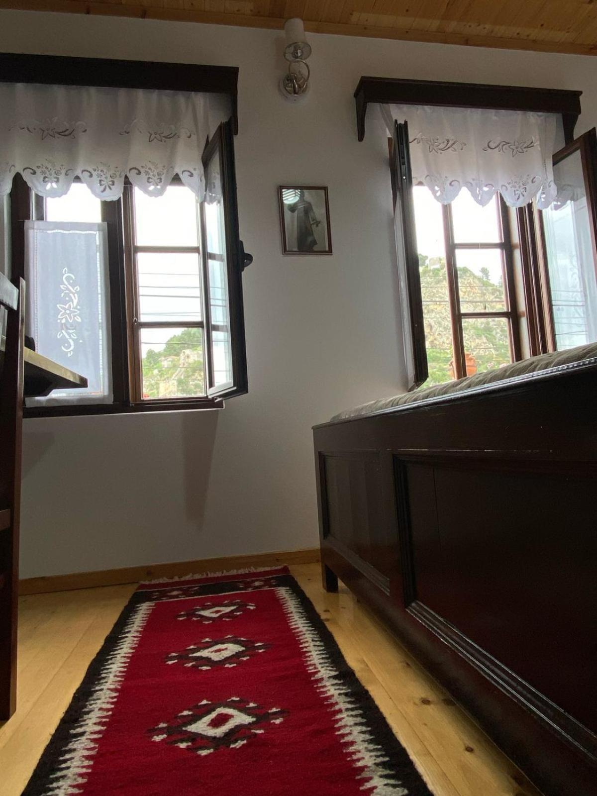 Oda E Skulptorit-Unesco Quarter Berat Bagian luar foto