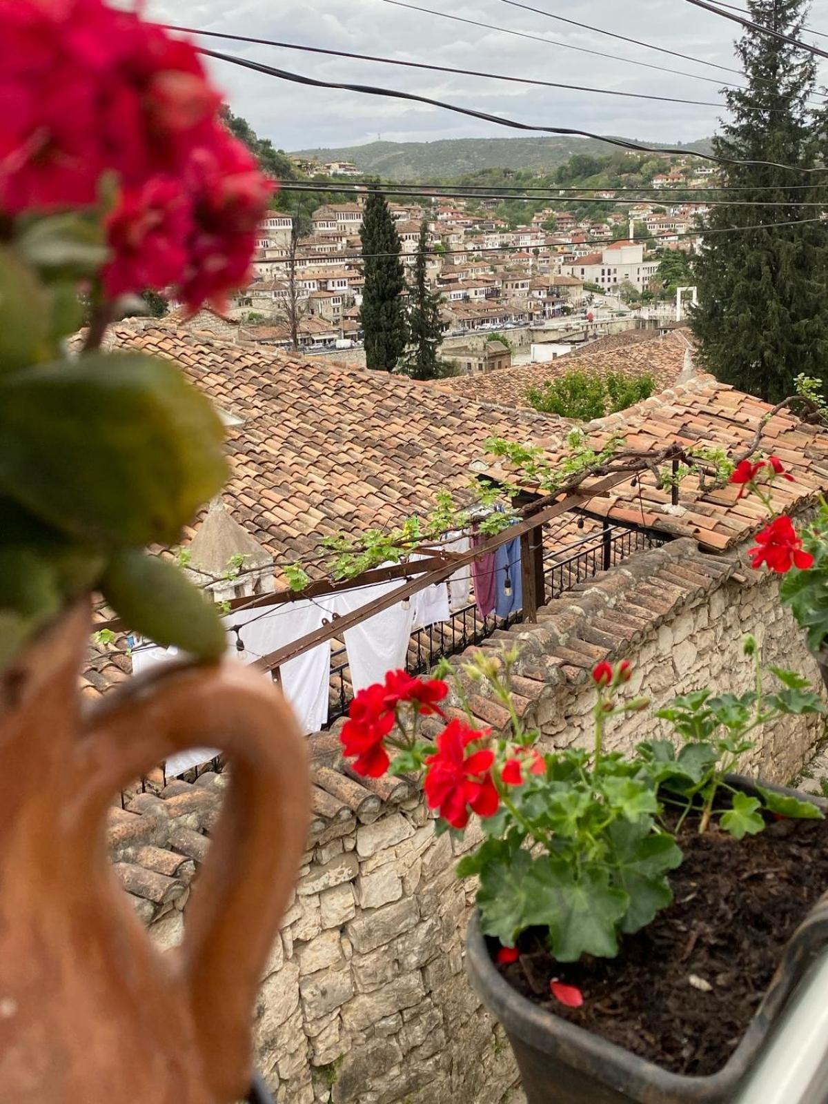 Oda E Skulptorit-Unesco Quarter Berat Bagian luar foto