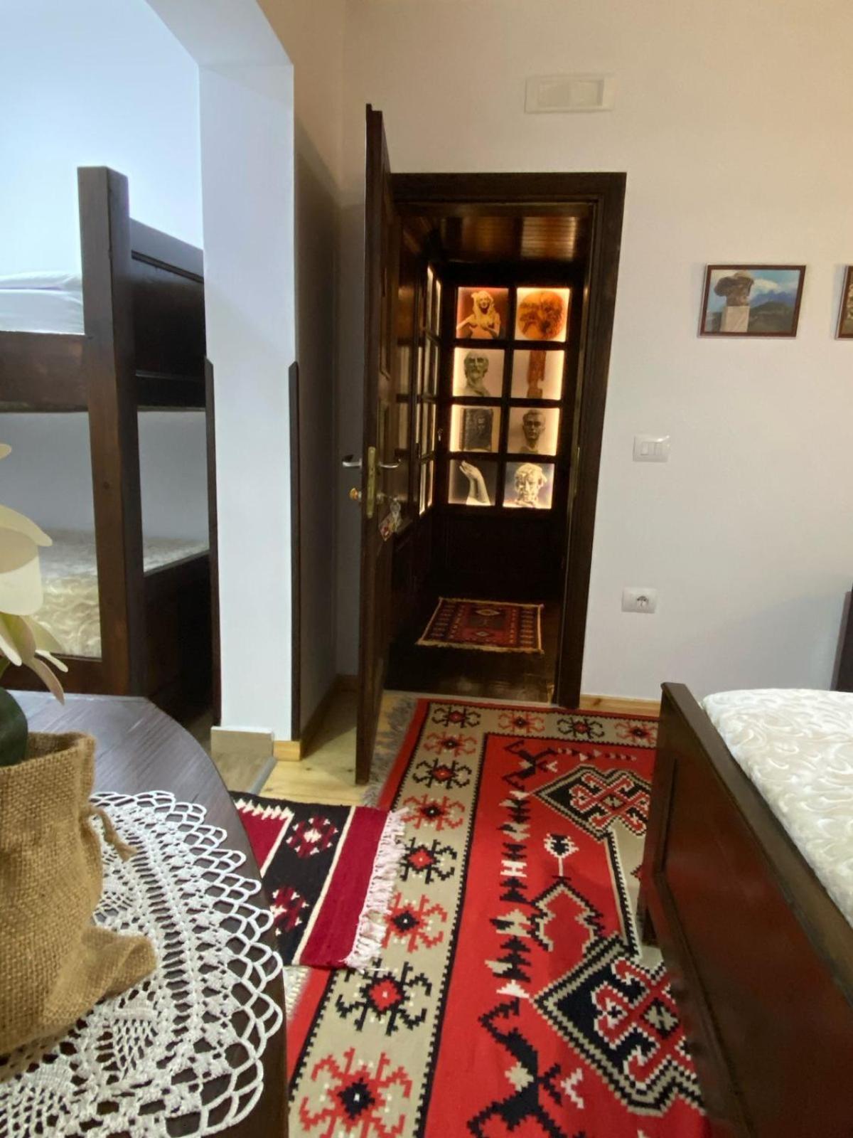 Oda E Skulptorit-Unesco Quarter Berat Bagian luar foto