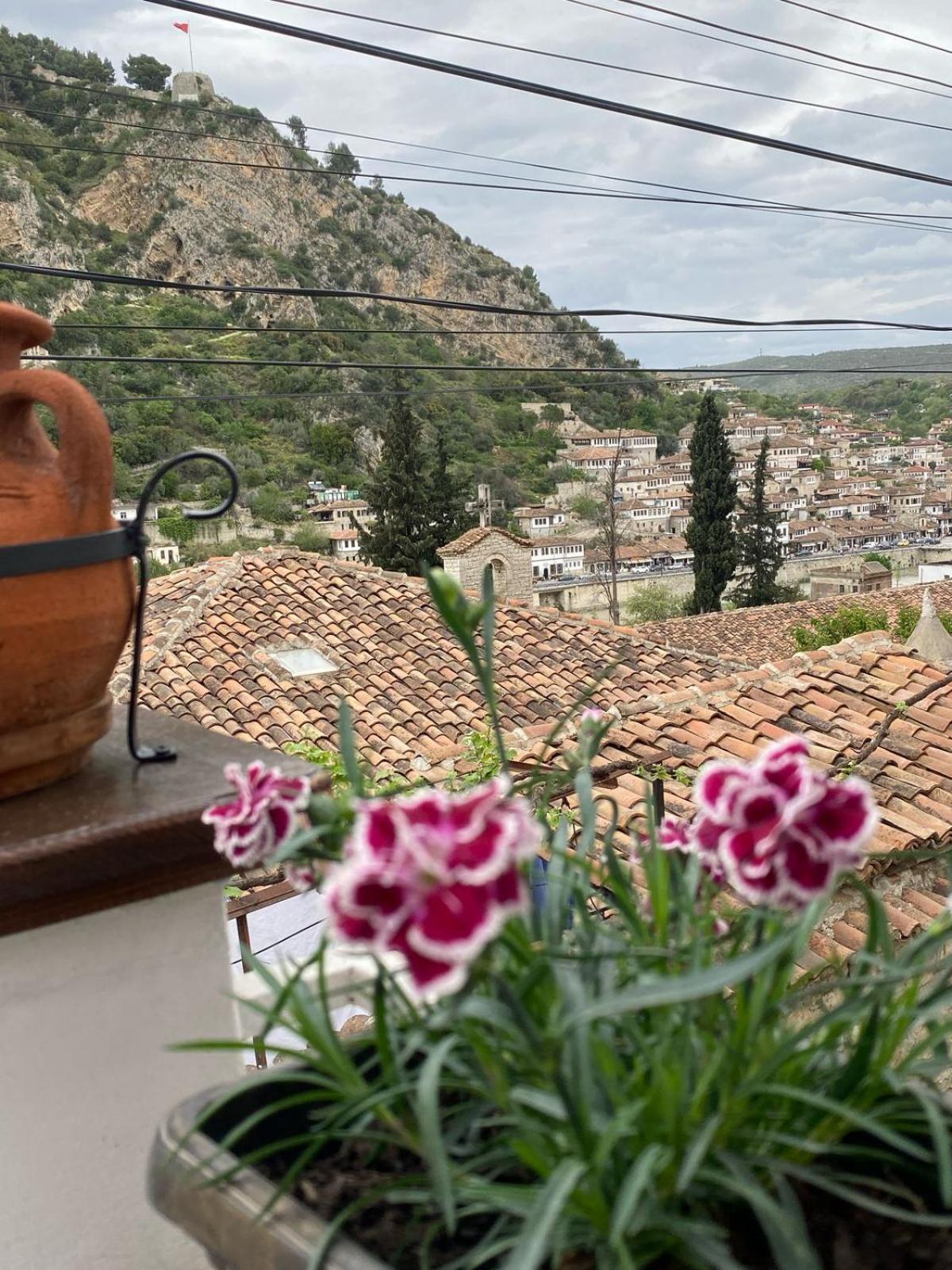 Oda E Skulptorit-Unesco Quarter Berat Bagian luar foto