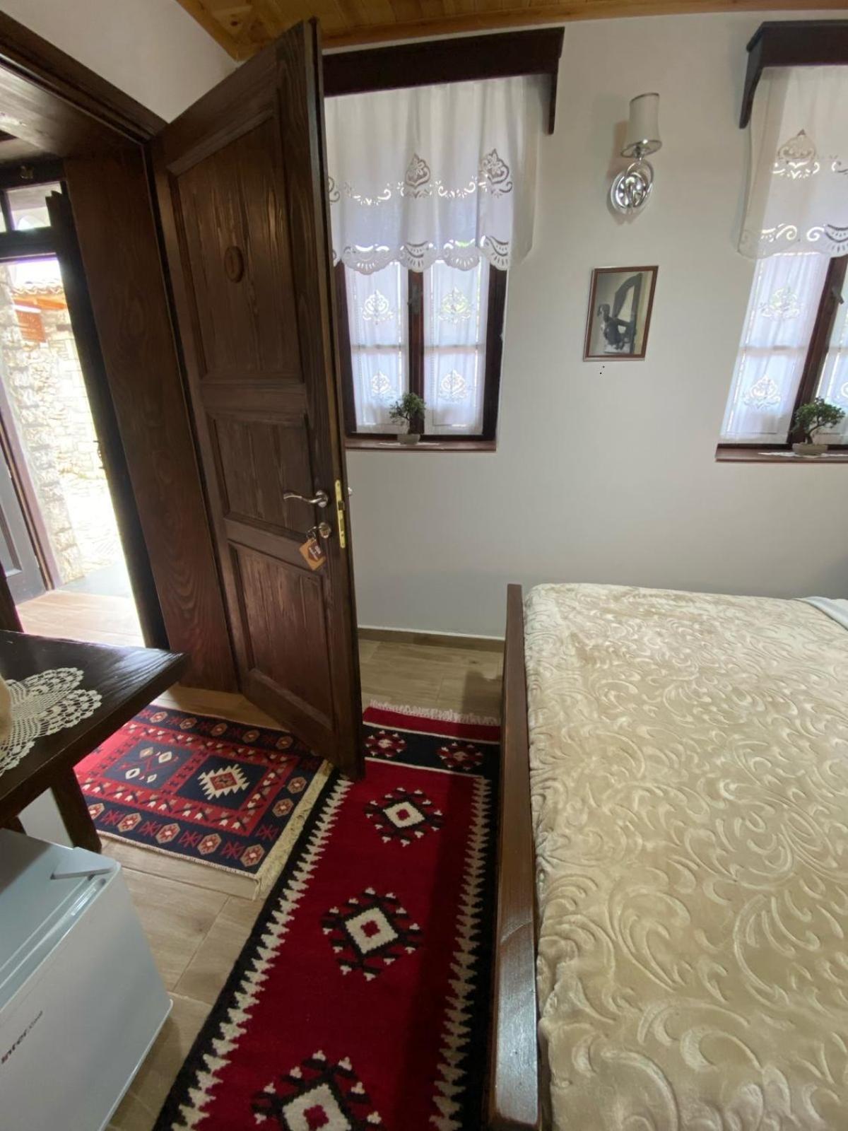 Oda E Skulptorit-Unesco Quarter Berat Bagian luar foto