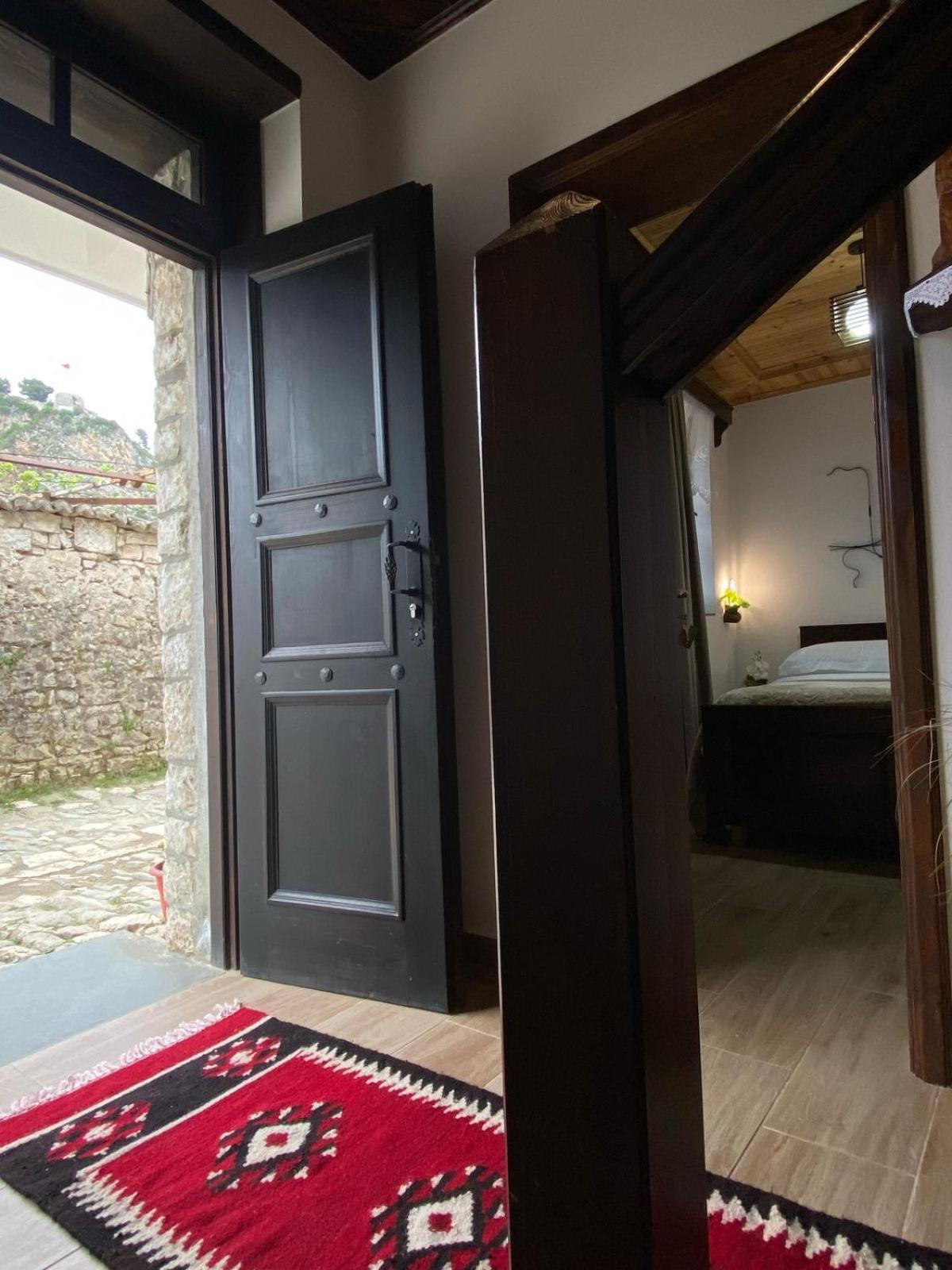 Oda E Skulptorit-Unesco Quarter Berat Bagian luar foto