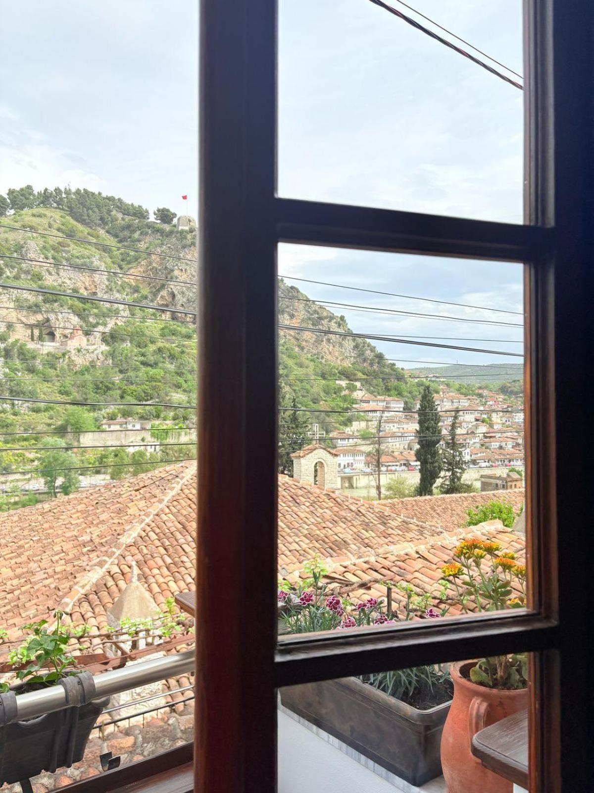 Oda E Skulptorit-Unesco Quarter Berat Bagian luar foto