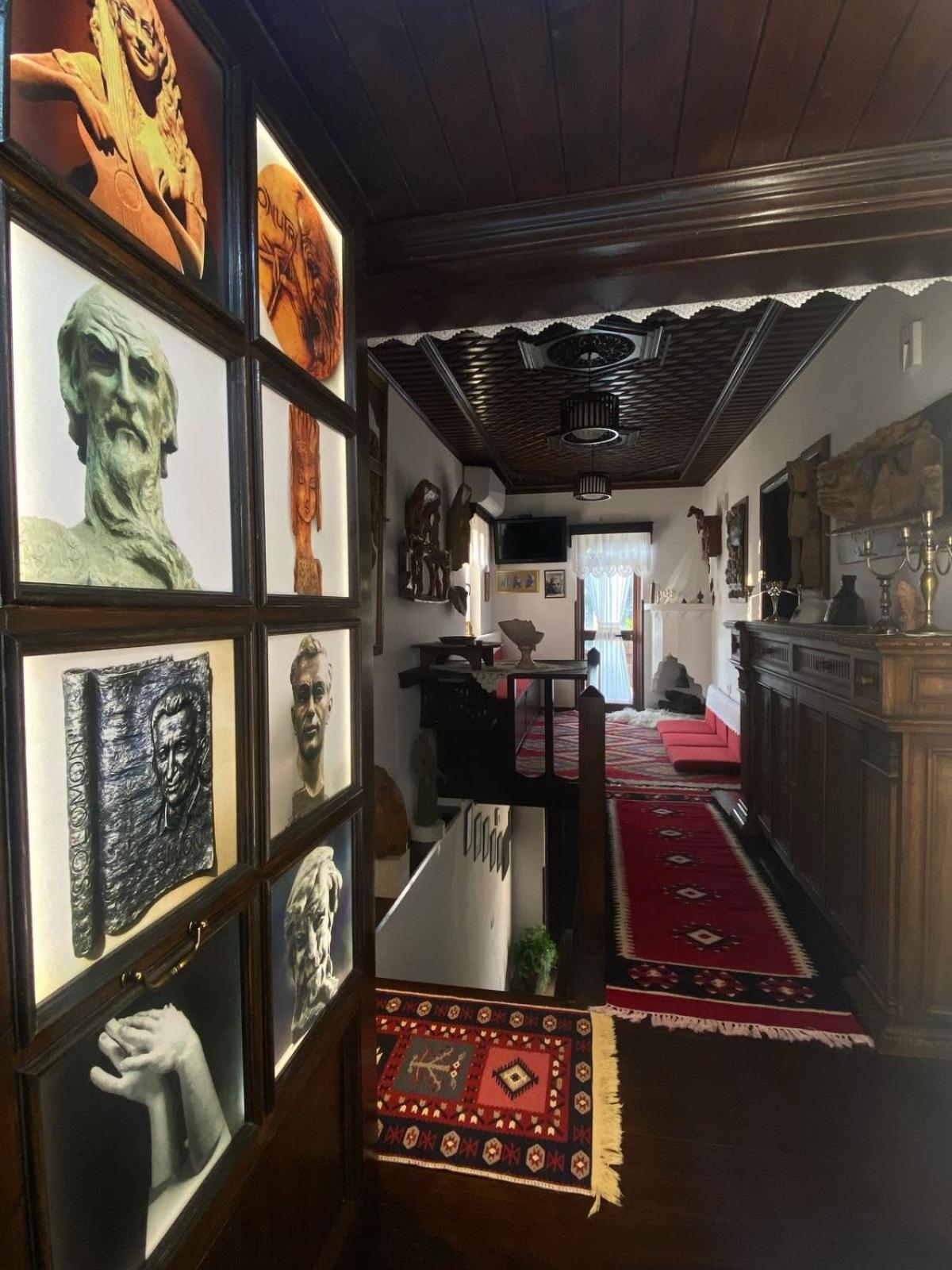 Oda E Skulptorit-Unesco Quarter Berat Bagian luar foto