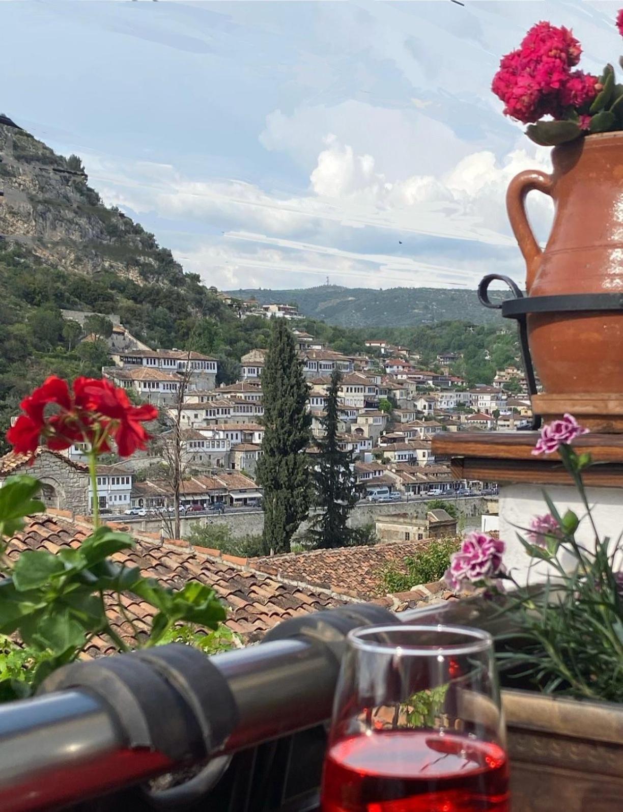 Oda E Skulptorit-Unesco Quarter Berat Bagian luar foto